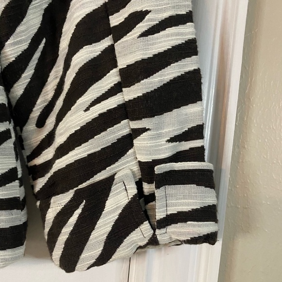 Chico's Black & White Zebra Print Blazer Hook & Eye Closure Chico’s Size 0 - Picture 8 of 9
